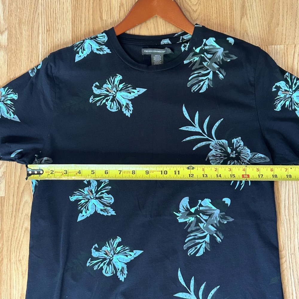 5/$20🎉 French Connection Men’s Tropical Floral Short Sleeve Tee Shirt Large - Picture 4 of 5